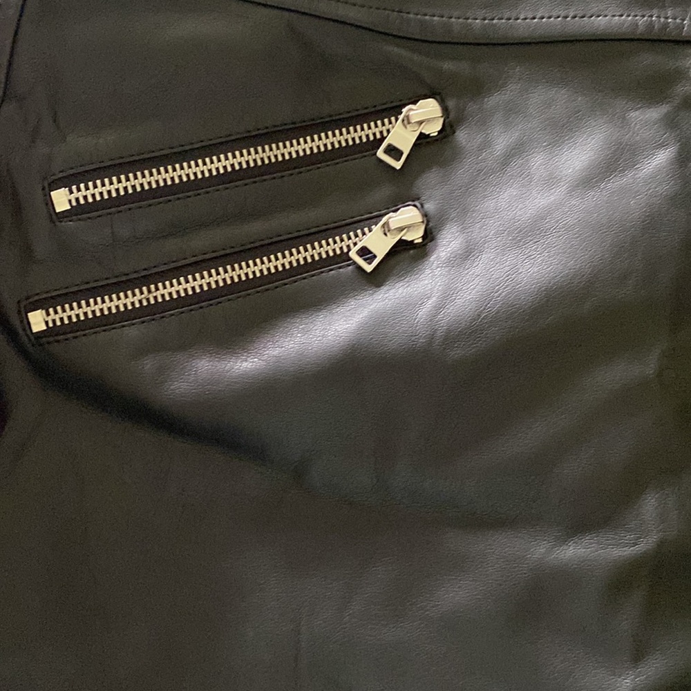 Like new faux leather mini skirt size 8 - Picture 4 of 5